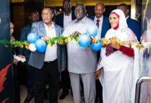 انطلاق مهرجان الأمل ببورتسودان لتعزيز التنمية وإعادة الإعمار انطلقت مساء الاثنين بمدينة بورتسودان فعاليات مهرجان الأمل للتنمية والإعمار، بحضور نائب رئيس مجلس السيادة الانتقالي، الفريق أول مالك عقار إير، ووالي ولاية البحر الأحمر، الفريق ركن مصطفى محمد نور، إلى جانب قيادات الدولة وممثلين عن القطاع الخاص. ويهدف المهرجان، الذي يستمر حتى السابع من فبراير الجاري تحت شعار “معاً نضع بصمة الأمل في جدار الأمل”، إلى تجميع الخبرات الوطنية وجذب رؤوس الأموال المحلية لدعم مشاريع البناء والتنمية المستدامة في السودان. أكد مالك عقار في كلمته أن الإعمار يبدأ بإعمار الإنسان السوداني أولاً، مشدداً على ضرورة الاعتماد على الجهد والموارد الوطنية بدلاً من انتظار الاستثمارات الأجنبية، داعياً جميع السودانيين للمساهمة الفاعلة في بناء وطنهم وحماية موارده. شدد والي البحر الأحمر، الفريق ركن مصطفى محمد نور، على أهمية قطاع السياحة كركيزة للتنمية الاقتصادية والاجتماعية، داعياً رجال الأعمال لدعم المبادرات الوطنية، ومثنياً على جهود الأجهزة الأمنية والقوات المسلحة في توفير البيئة الآمنة لإقامة الفعاليات. وفي حديث مستقل، أكدت مديرة المهرجان، رؤى صلاح، أن المهرجان يمثل منصة حقيقية لتفعيل الشراكة بين القطاعين العام والخاص، عبر توظيف الخبرات الوطنية وتوجيه الموارد نحو مشاريع عملية تعزز مسيرة إعادة الإعمار. وتتضمن فعاليات المهرجان ندوات وبرامج مصاحبة يومية تبدأ من الساعة السابعة والنصف مساءً وحتى العاشرة ليلاً، وسط تغطية إعلامية واسعة تعكس تطلعات السودانيين في التعافي وبناء وطنهم.