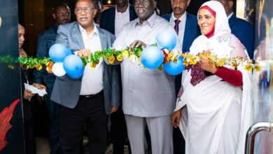 انطلاق مهرجان الأمل ببورتسودان لتعزيز التنمية وإعادة الإعمار انطلقت مساء الاثنين بمدينة بورتسودان فعاليات مهرجان الأمل للتنمية والإعمار، بحضور نائب رئيس مجلس السيادة الانتقالي، الفريق أول مالك عقار إير، ووالي ولاية البحر الأحمر، الفريق ركن مصطفى محمد نور، إلى جانب قيادات الدولة وممثلين عن القطاع الخاص. ويهدف المهرجان، الذي يستمر حتى السابع من فبراير الجاري تحت شعار “معاً نضع بصمة الأمل في جدار الأمل”، إلى تجميع الخبرات الوطنية وجذب رؤوس الأموال المحلية لدعم مشاريع البناء والتنمية المستدامة في السودان. أكد مالك عقار في كلمته أن الإعمار يبدأ بإعمار الإنسان السوداني أولاً، مشدداً على ضرورة الاعتماد على الجهد والموارد الوطنية بدلاً من انتظار الاستثمارات الأجنبية، داعياً جميع السودانيين للمساهمة الفاعلة في بناء وطنهم وحماية موارده. شدد والي البحر الأحمر، الفريق ركن مصطفى محمد نور، على أهمية قطاع السياحة كركيزة للتنمية الاقتصادية والاجتماعية، داعياً رجال الأعمال لدعم المبادرات الوطنية، ومثنياً على جهود الأجهزة الأمنية والقوات المسلحة في توفير البيئة الآمنة لإقامة الفعاليات. وفي حديث مستقل، أكدت مديرة المهرجان، رؤى صلاح، أن المهرجان يمثل منصة حقيقية لتفعيل الشراكة بين القطاعين العام والخاص، عبر توظيف الخبرات الوطنية وتوجيه الموارد نحو مشاريع عملية تعزز مسيرة إعادة الإعمار. وتتضمن فعاليات المهرجان ندوات وبرامج مصاحبة يومية تبدأ من الساعة السابعة والنصف مساءً وحتى العاشرة ليلاً، وسط تغطية إعلامية واسعة تعكس تطلعات السودانيين في التعافي وبناء وطنهم.