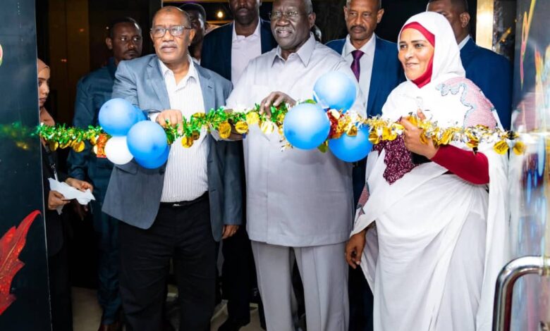 انطلاق مهرجان الأمل ببورتسودان لتعزيز التنمية وإعادة الإعمار انطلقت مساء الاثنين بمدينة بورتسودان فعاليات مهرجان الأمل للتنمية والإعمار، بحضور نائب رئيس مجلس السيادة الانتقالي، الفريق أول مالك عقار إير، ووالي ولاية البحر الأحمر، الفريق ركن مصطفى محمد نور، إلى جانب قيادات الدولة وممثلين عن القطاع الخاص. ويهدف المهرجان، الذي يستمر حتى السابع من فبراير الجاري تحت شعار “معاً نضع بصمة الأمل في جدار الأمل”، إلى تجميع الخبرات الوطنية وجذب رؤوس الأموال المحلية لدعم مشاريع البناء والتنمية المستدامة في السودان. أكد مالك عقار في كلمته أن الإعمار يبدأ بإعمار الإنسان السوداني أولاً، مشدداً على ضرورة الاعتماد على الجهد والموارد الوطنية بدلاً من انتظار الاستثمارات الأجنبية، داعياً جميع السودانيين للمساهمة الفاعلة في بناء وطنهم وحماية موارده. شدد والي البحر الأحمر، الفريق ركن مصطفى محمد نور، على أهمية قطاع السياحة كركيزة للتنمية الاقتصادية والاجتماعية، داعياً رجال الأعمال لدعم المبادرات الوطنية، ومثنياً على جهود الأجهزة الأمنية والقوات المسلحة في توفير البيئة الآمنة لإقامة الفعاليات. وفي حديث مستقل، أكدت مديرة المهرجان، رؤى صلاح، أن المهرجان يمثل منصة حقيقية لتفعيل الشراكة بين القطاعين العام والخاص، عبر توظيف الخبرات الوطنية وتوجيه الموارد نحو مشاريع عملية تعزز مسيرة إعادة الإعمار. وتتضمن فعاليات المهرجان ندوات وبرامج مصاحبة يومية تبدأ من الساعة السابعة والنصف مساءً وحتى العاشرة ليلاً، وسط تغطية إعلامية واسعة تعكس تطلعات السودانيين في التعافي وبناء وطنهم.